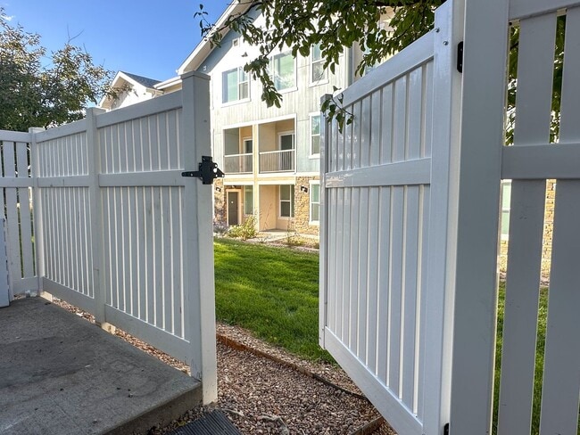 Building Photo - Move-in Incentive! TWO FREE WEEKS OF RENT