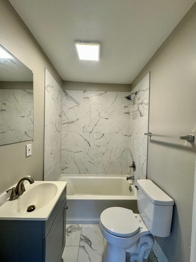Building Photo - 1 Bedroom Duplex!