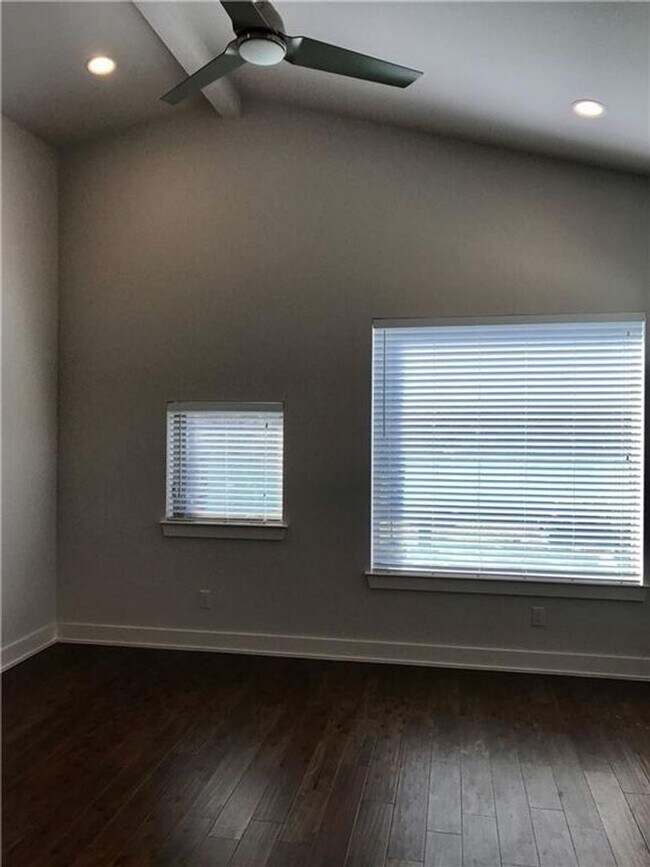 Building Photo - Central Austin / 3 bedroom, 2.5 baths / Mo...