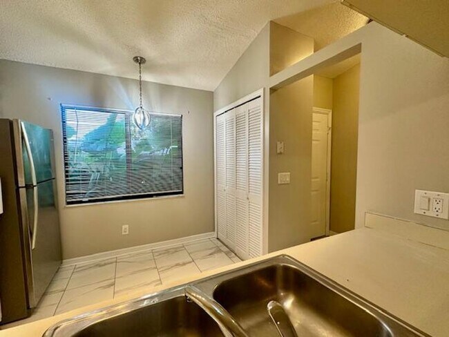Building Photo - COZY 2/2 DUPLEX