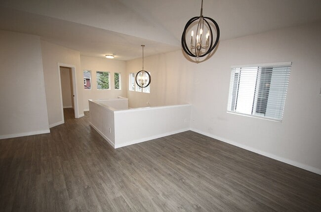 Building Photo - NEWER CONSTRUCTION 8 BEDROOM, 3 BATH HOME BY UW!