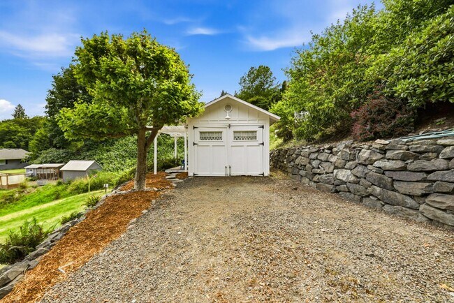 Building Photo - 1510 Valley Dr NW