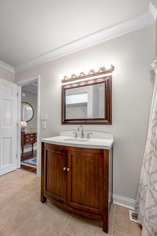 Building Photo - 500 Laketower Dr