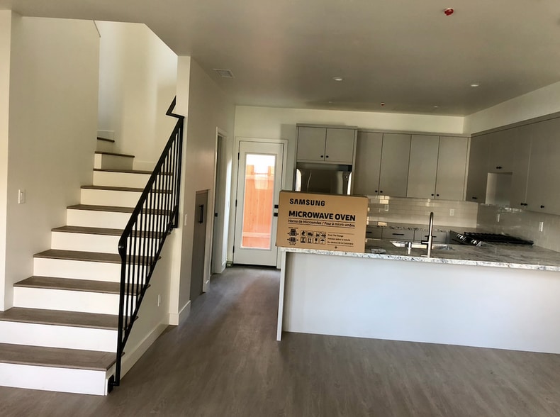 Front entrance - 603 W Anapamu St