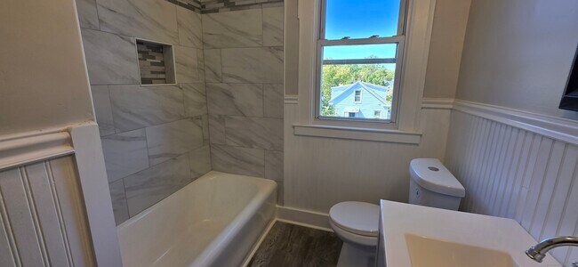 Building Photo - 312 Huntington St