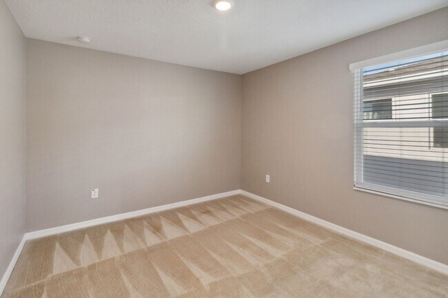 Building Photo - Like New 4/3 Townhome in Gated Community W/ Community Pool