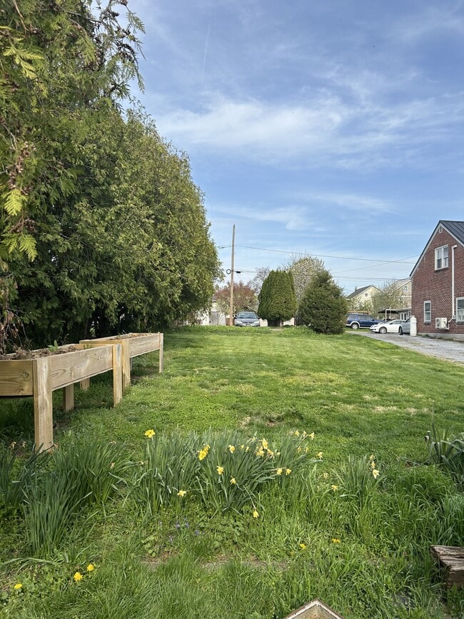 Building Photo - 49 S Mill St