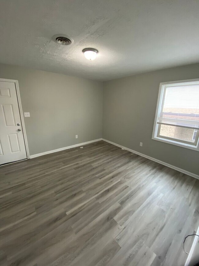 Building Photo - 150 Landings Dr