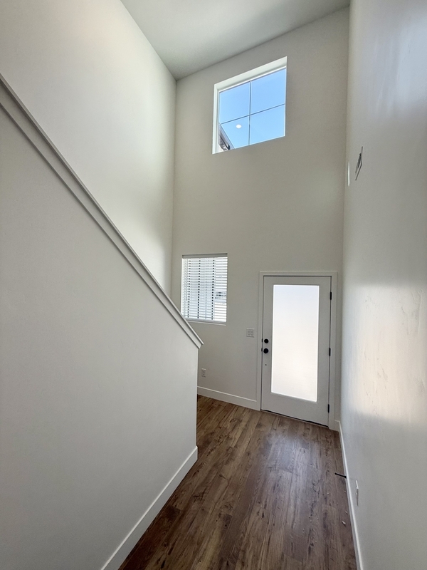 Building Photo - 564 1860 N
