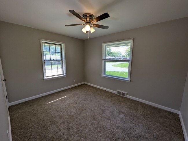 Building Photo - Updated Open-Concept with Sunroom & Finished Basement Space