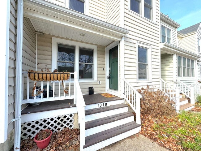 Building Photo - Premier Del Ray Townhome: Steps from The Avenue