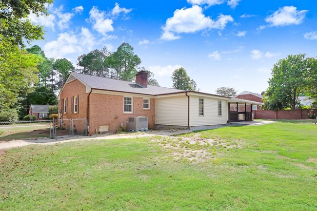 Building Photo - SPACIOUS Brick Home in Goldsboro w/ HUGE C...