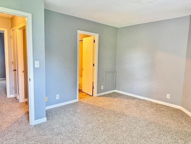 Building Photo - Awesome Condo!! 2 Bed/1.5 Bath! 1100 sq.ft...