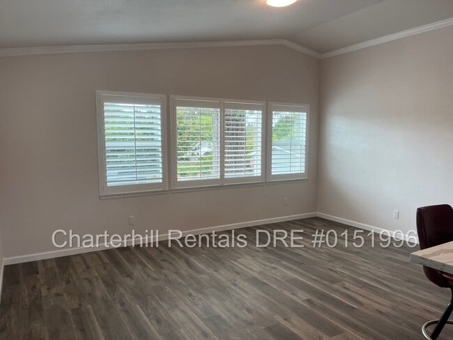 Building Photo - Granny unit- spacious, gorgeous - NWSR!