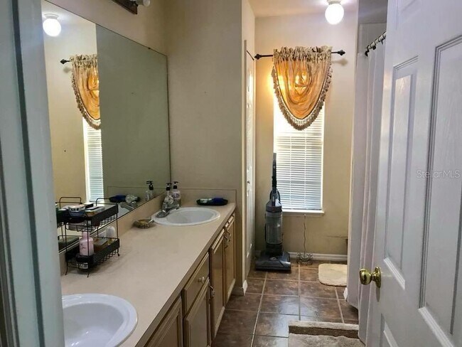 Building Photo - 1142 Lake Biscayne Way