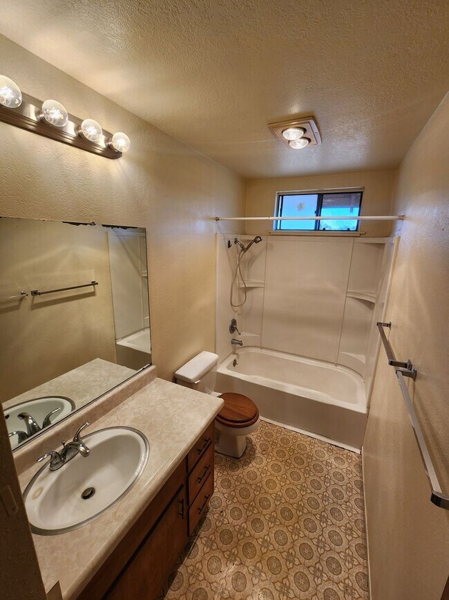 Building Photo - 2048 Swazey St