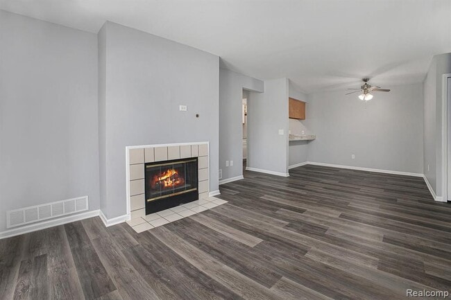 Building Photo - 15054 Riverside Dr