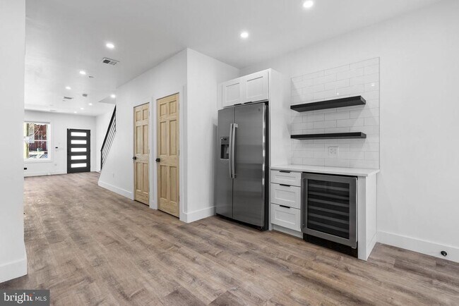 Building Photo - 458 W Earlham Ter