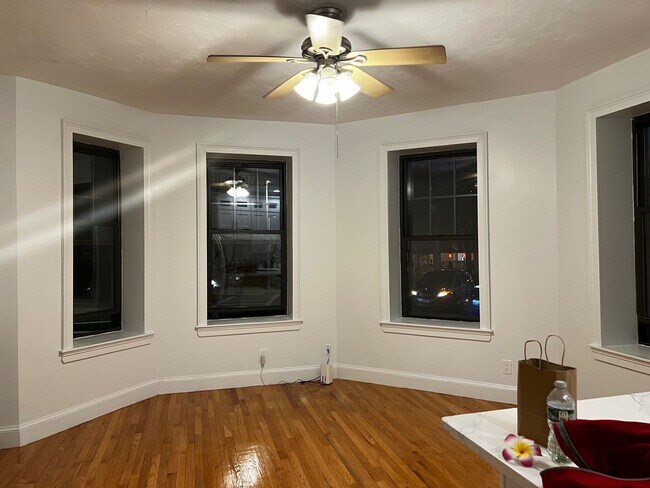 Building Photo - WOW!!!  GORGEOUS BRIGHTON 3 BED WITH HT AND HW INCLUDED!!