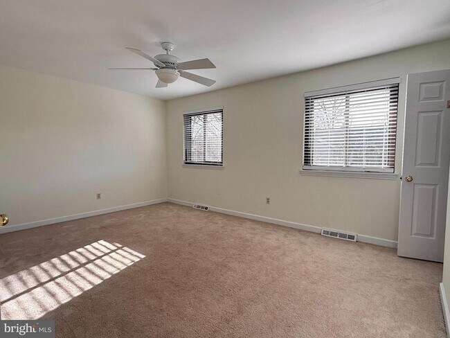 Building Photo - 71 Oak Knoll Dr