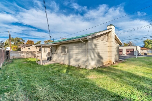 Building Photo - 450 N 500 E