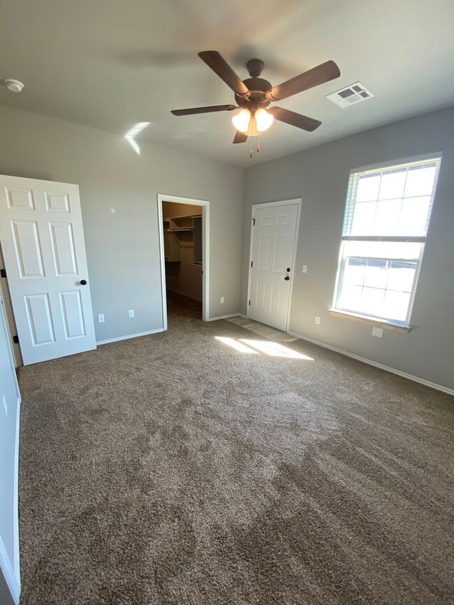 Building Photo - 3 bedroom and 2 bathroom duplex in El Reno!