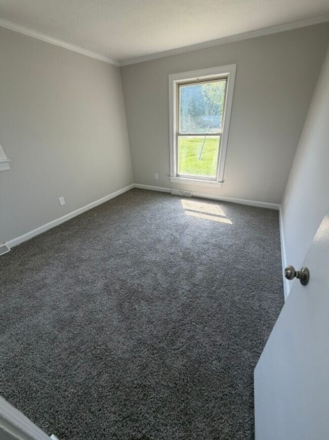 Building Photo - 2146 Crescent Dr
