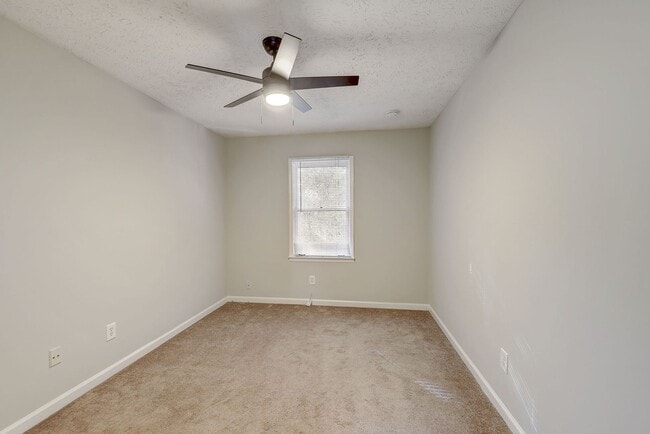 Building Photo - 3 bedroom End Unit Townhouse in Smyrna-New...