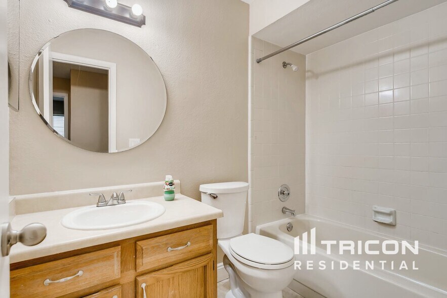 Building Photo - 1423 La Paloma Cir