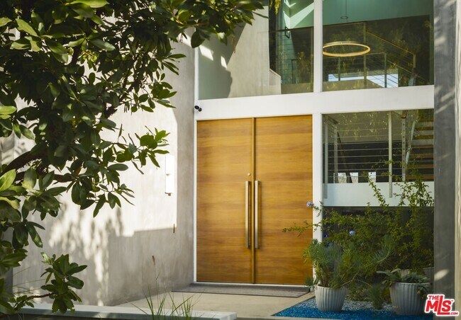 Building Photo - 2344 Banyan Dr