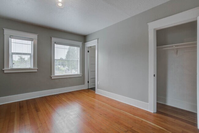 Building Photo - Nicely Renovated Top Floor Corner 1-Bed w/...