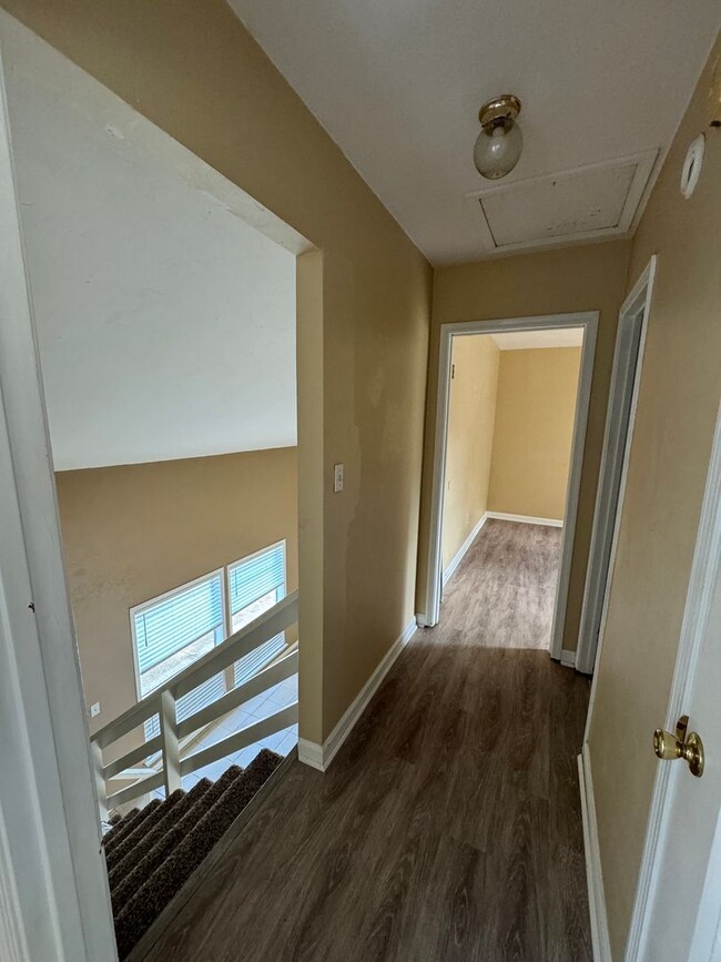 Building Photo - Freshly Updated, Cozy 2 bed 1.5 Bath Townh...