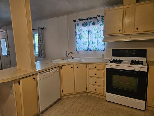 Building Photo - 2 bed/2 bath Manufactured Home in Desirabl...
