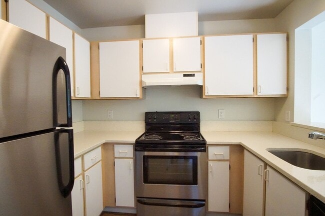 Building Photo - $250 OFF!! Lair Hill-Spacious & Updated 2-...