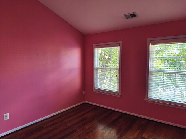 Building Photo - Exceptional End-Unit Townhome with Expansi...