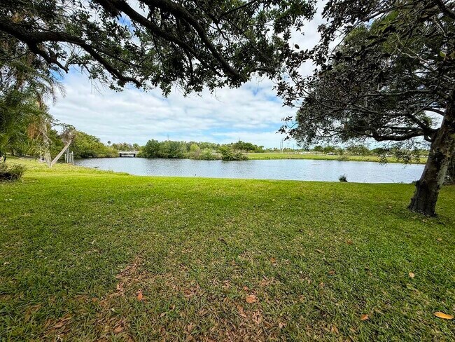 Building Photo - 465 SE Naranja Ave