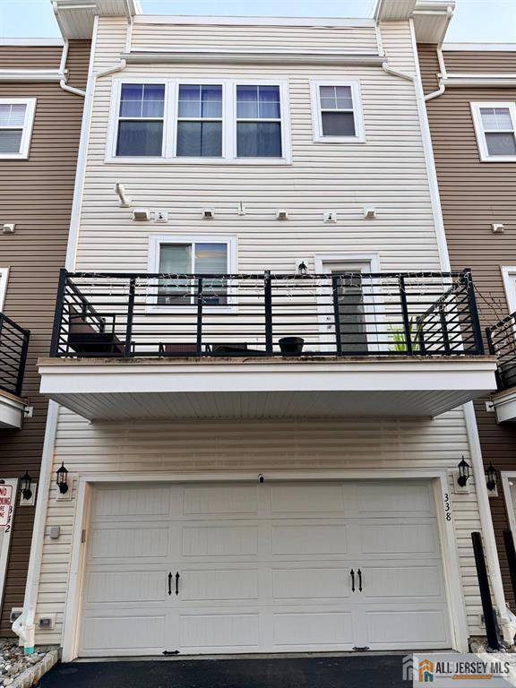 Building Photo - 338 South Dr