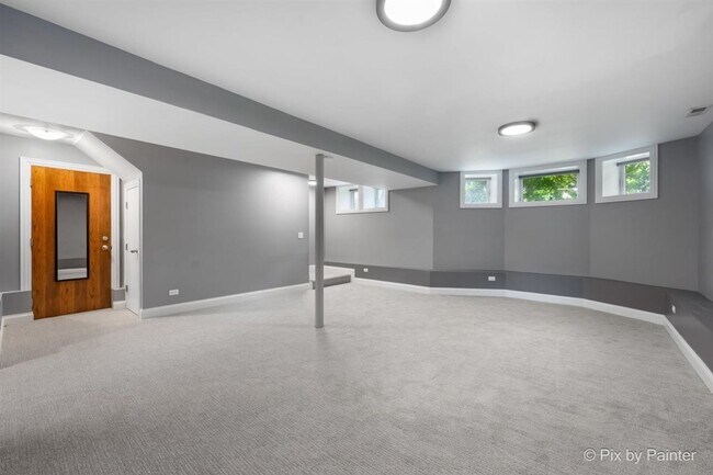 Building Photo - Updated Duplex Condo with 2 parking spots
