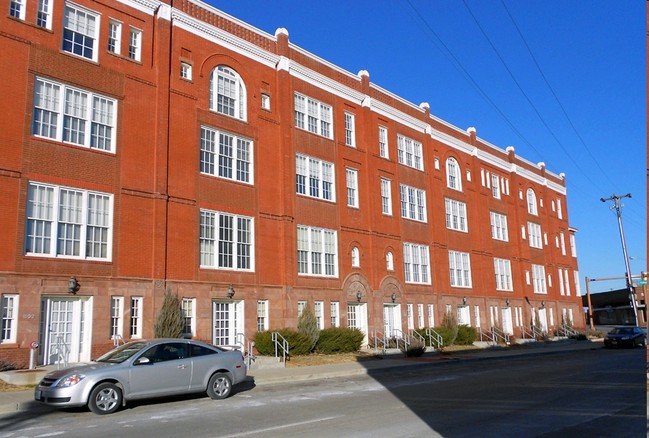 Building Photo - San Regis Apartments