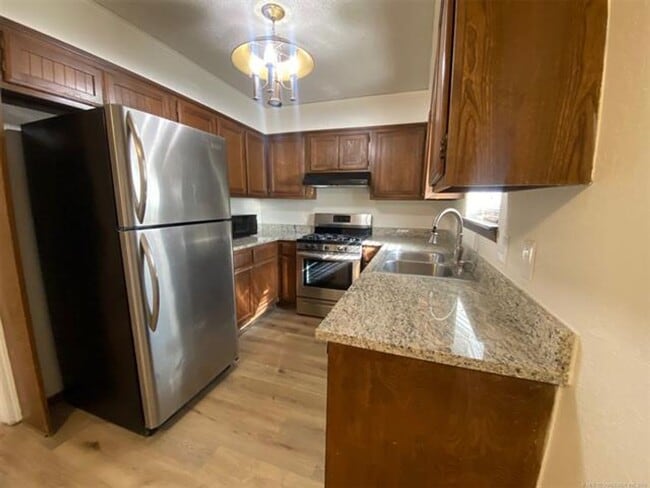 Building Photo - Jenks Schools! This 3 bedroom, 2 bath duplex is located at back of cul-de-sac