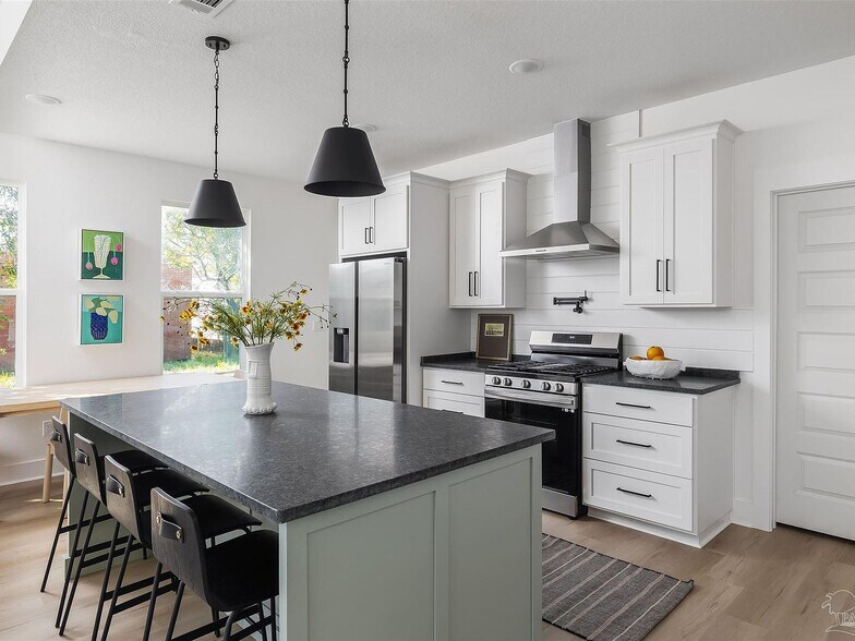 Building Photo - 511 N C St