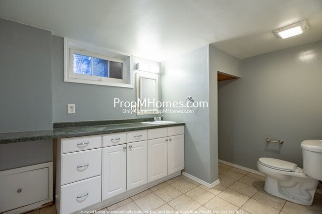 Building Photo - 4 Bedroom in the Heart of Sellwood! Fenced Backyard and Huge Basement!