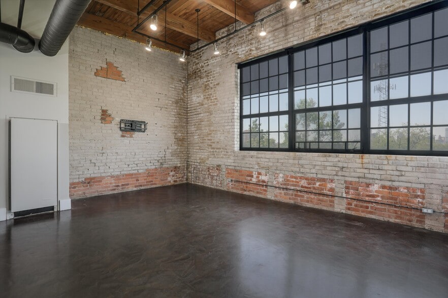 Building Photo - 6533 E Jefferson Ave