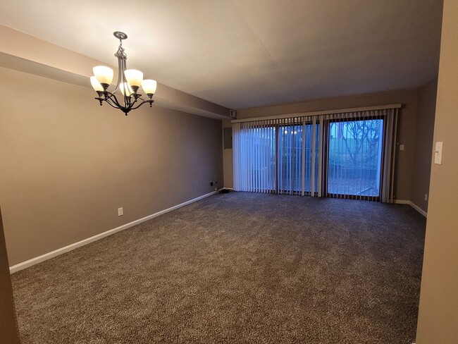 Building Photo - 2 Bedroom Condo - Most Utilities Included!