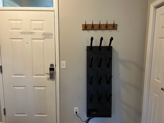 Building Photo - 115 Spinner St