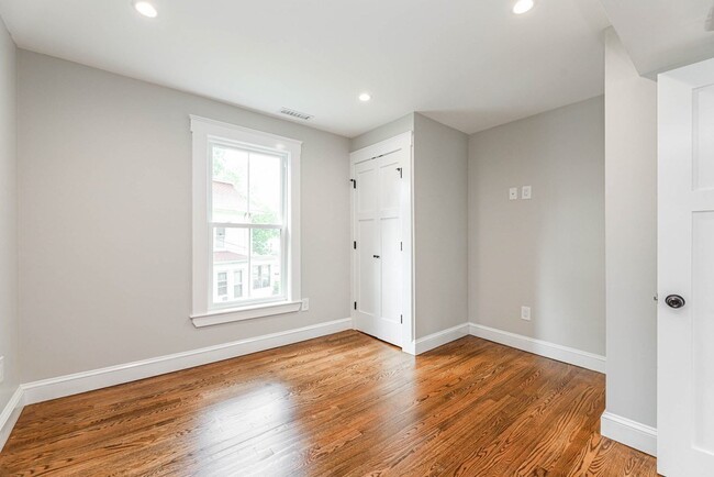 Building Photo - 52 Maple St