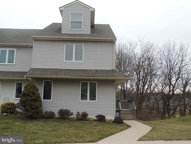 Building Photo - 404 Pinebrooke Cir