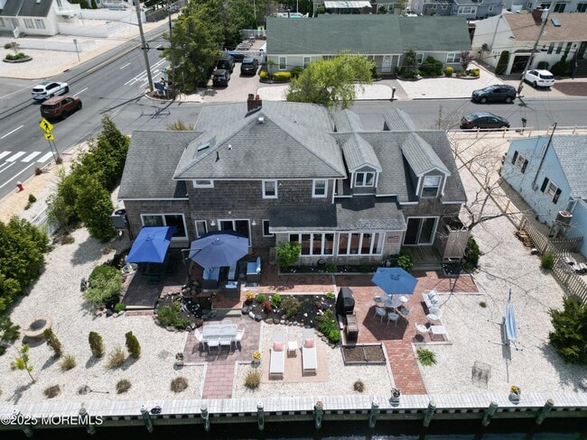 Building Photo - 300 Bay Ln