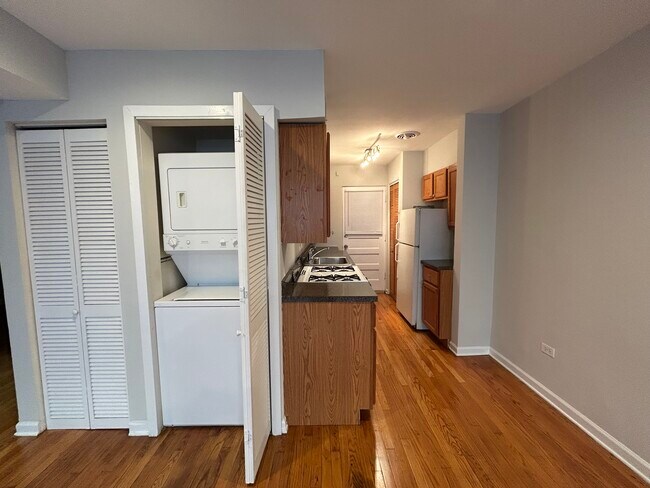 Building Photo - 6535 N Mozart St