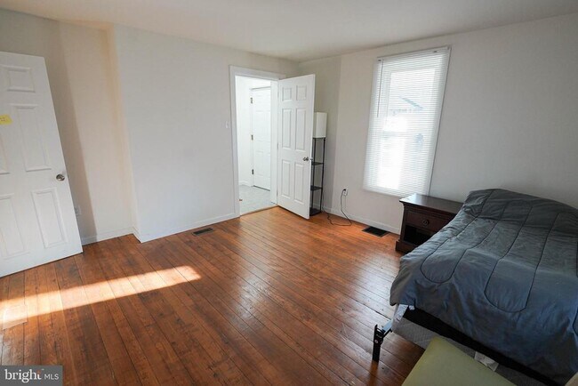 Building Photo - 231 Newton St